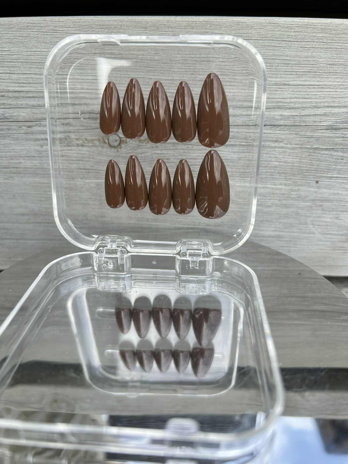 Elegant almond-shaped false nails in a sophisticated medium brown shade. Perfect for a timeless, understated look that complements any style. Easy application and comfortable wear for everyday elegance.