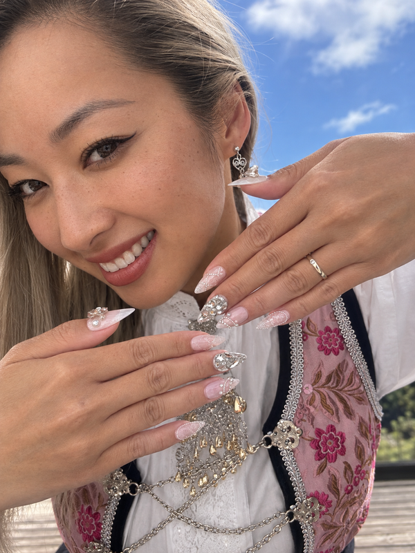 Almond Medium Press on Nails collection - hvordan det ser ut på hånden