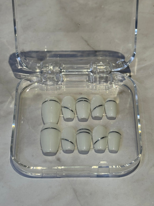White square press on with silver threads ,sofiticated fake nails , reuseable and easy 10 minutes apply.