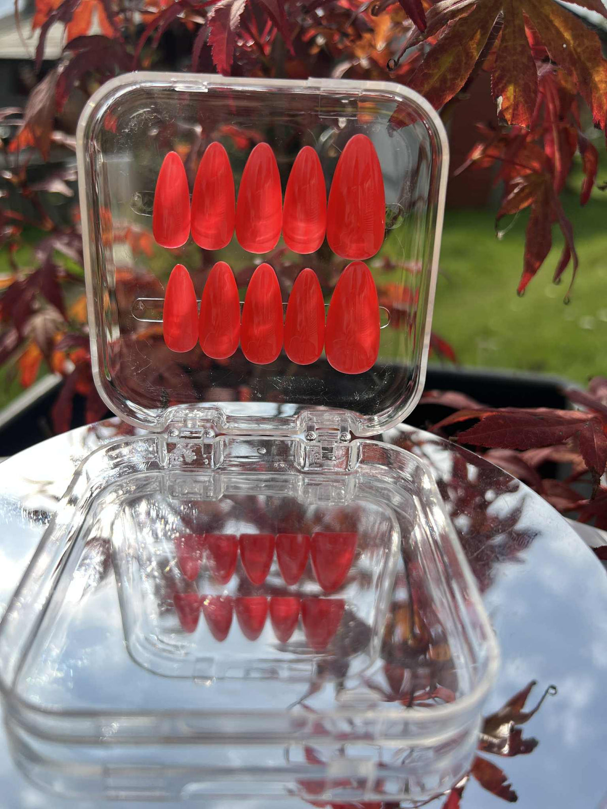 Disse håndlagde røde løsneglene i medium almond-form gir deg en bold og fiery look på bare 10 minutter. Perfekt når du vil gjøre inntrykk og skille deg ut.