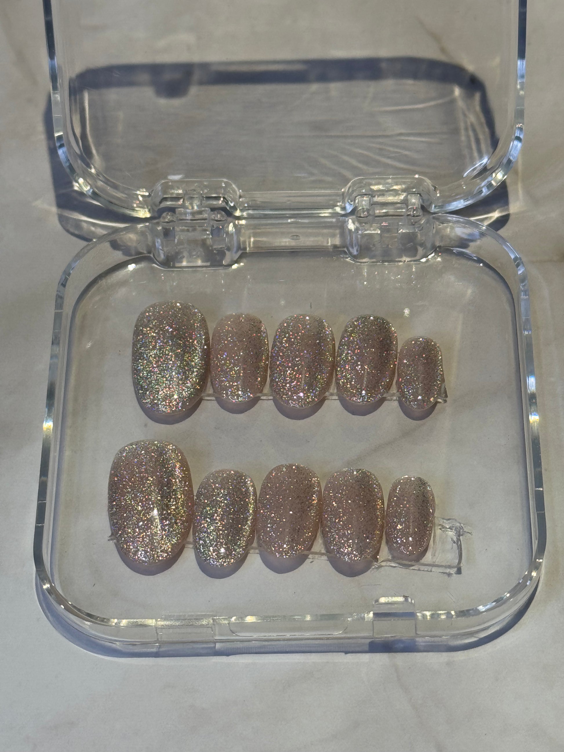 Soft nude pink cateye press on nails -løsnegler designet i norge