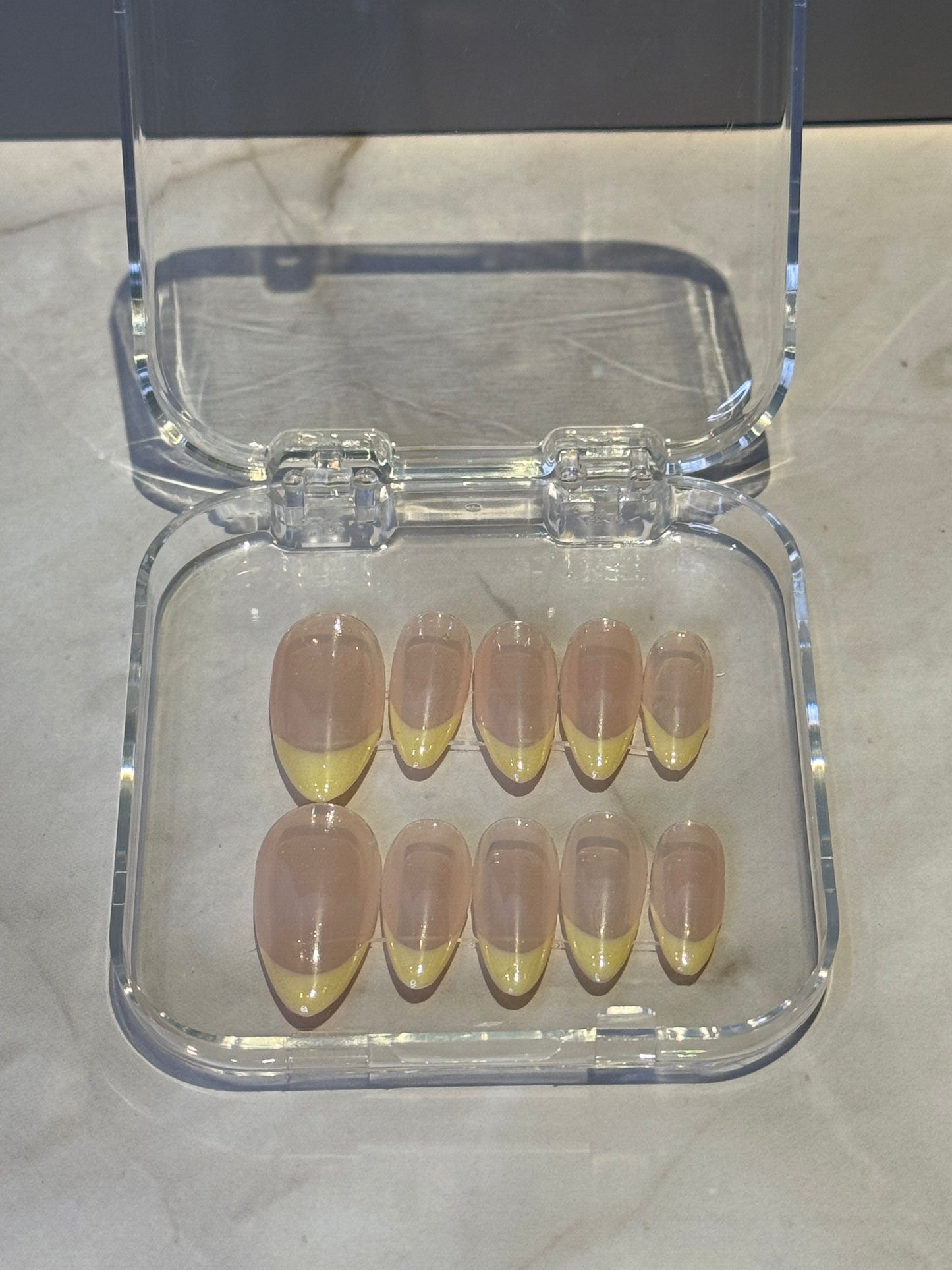 yello french tip presson nails løsnegeler