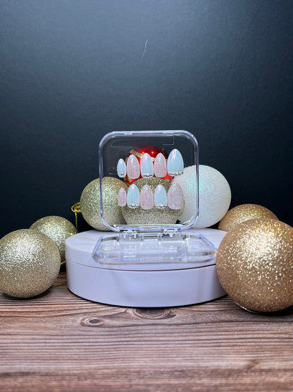 Luxury press-on nails, pink glitter, pearlescent finish, alternating colors, silver stones, Christmas.
